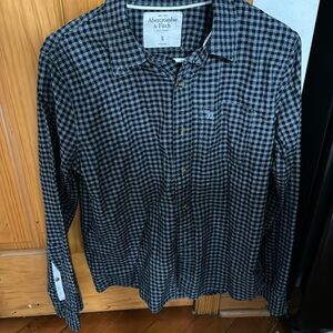 Abercrombie and fitch men’s polo shirt black in color in very good condition